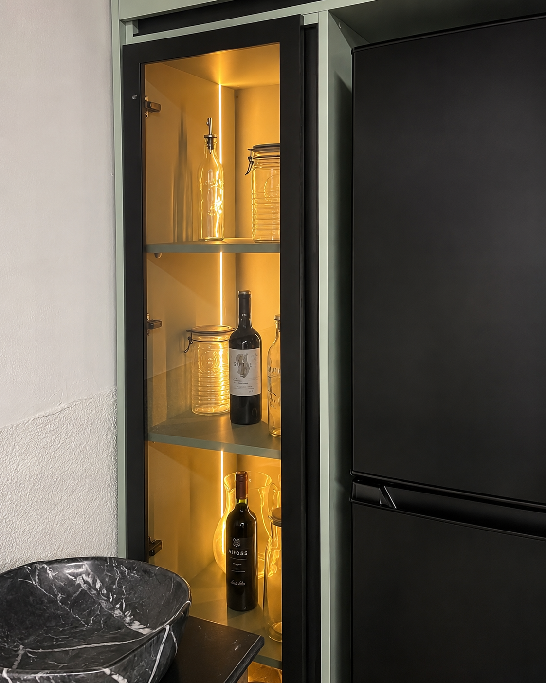 Detalle de mueble de aluminio y vidrio FERDOOR